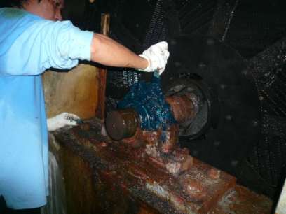 為主軸軸承加潤滑油脂	Greasing the Main Shaft Bearing
